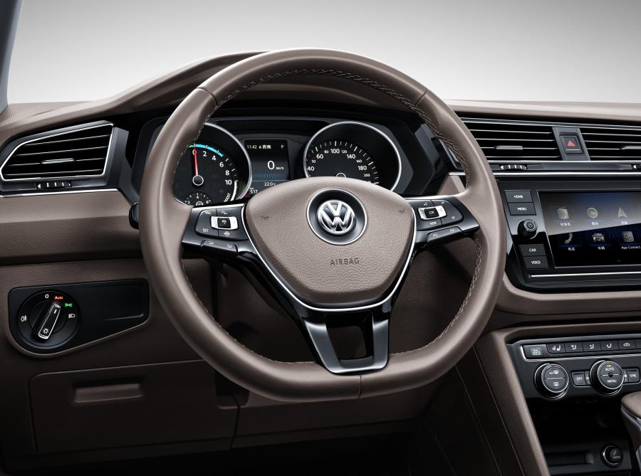 Панель приборов Volkswagen Tiguan L PHEV 2018 года  (CN) (фото 18 из 29)